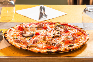 Pizza italiana servita in tavola