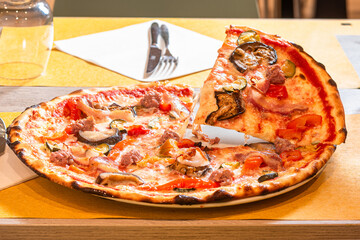 Pizza italiana servita in tavola