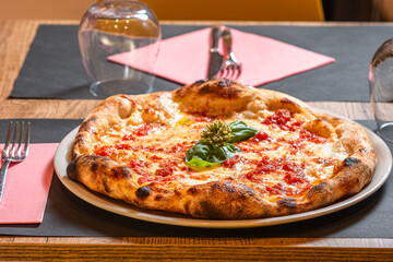 Pizza italiana servita in tavola