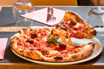 Pizza italiana servita in tavola