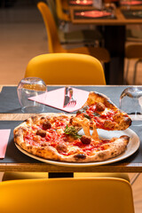 Pizza italiana servita in tavola
