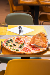 Pizza italiana servita in tavola