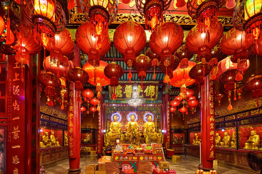 Wat Mangkon Kamalawat (Wat Leng Noei Yi), buddhist temple, interior view, in Chinatown, Bangkok