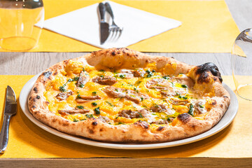 Pizza italiana servita in tavola