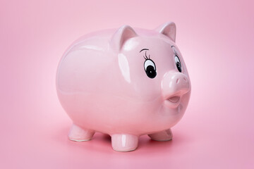 Une tire-lire en forme de petit cochon rose