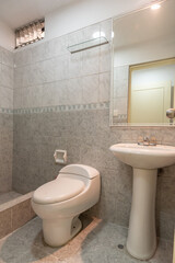 full bathroom with toilet and washbasin