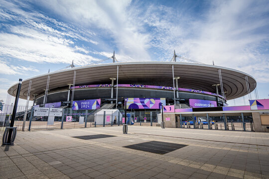 Saint-Denis, France - 18 juillet 2024: Vue distante du Stade de France, le plus grand stade fran&ccedil;ais et stade h&ocirc;te des Jeux olympiques d'&eacute;t&eacute; de Paris 2024	