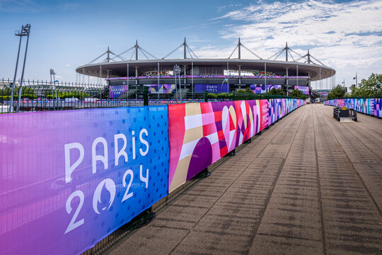 Saint-Denis, France - 18 juillet 2024: Vue distante du Stade de France, le plus grand stade fran&ccedil;ais, d&eacute;cor&eacute; &agrave; l'occasion des Jeux olympiques d'&eacute;t&eacute; de Paris 2024	