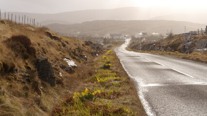 Straße von Scalpay nach Tarbert im Sonnenuntergang nach Regenschauer, Outer Hebrides, Schottland