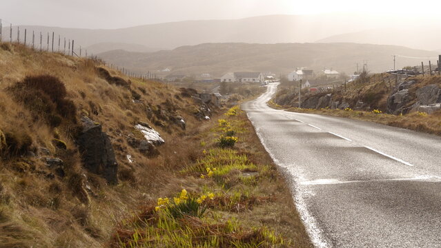 Stra&szlig;e von Scalpay nach Tarbert im Sonnenuntergang nach Regenschauer, Outer Hebrides, Schottland