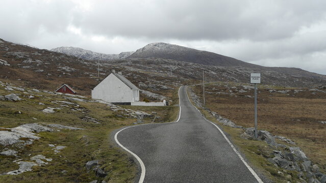 Singletrack Road Hushinish Isle of Harris, schneebedeckte Berge