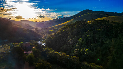 Serra Da Mantiqueira Sul De Minas Gerais Paisagem Condado Terra Média Natureza Colinas Verdes Campos Tranquilidade Bosques Encantadores Pôr do Sol Pitorescas Rios Cristalinos Trilhas Bucólicas Árvores © Pedro