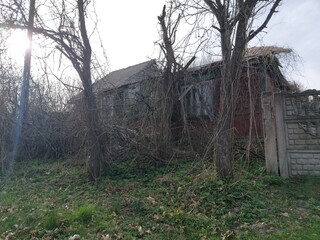 Opuszczony, zrujnowany dom