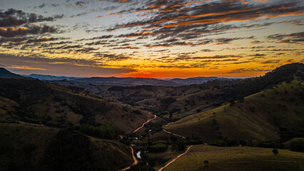 Paisagem Serra Da Mantiqueira Sul De Minas Gerais Paisagem Condado Terra Média Natureza Colinas Verdes Campos Tranquilidade Bosques Encantadores Pôr do Sol Rios Cristalinos Trilhas Bucólicas Árvores © Pedro
