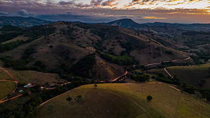 Paisagem Serra Da Mantiqueira Sul De Minas Gerais Paisagem Condado Terra Média Natureza Colinas Verdes Campos Tranquilidade Bosques Encantadores Pôr do Sol Rios Cristalinos Trilhas Bucólicas Árvores © Pedro