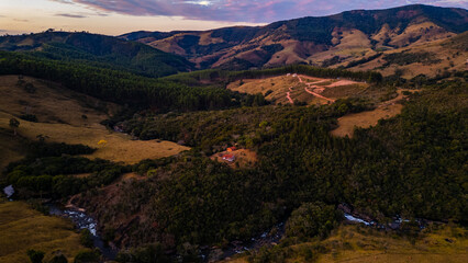 Paisagem Serra Da Mantiqueira Sul De Minas Gerais Paisagem Condado Terra Média Natureza Colinas Verdes Campos Tranquilidade Bosques Encantadores Pôr do Sol Rios Cristalinos Trilhas Bucólicas Árvores © Pedro