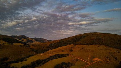 Paisagem Serra Da Mantiqueira Sul De Minas Gerais Paisagem Condado Terra Média Natureza Colinas Verdes Campos Tranquilidade Bosques Encantadores Pôr do Sol Rios Cristalinos Trilhas Bucólicas Árvores © Pedro