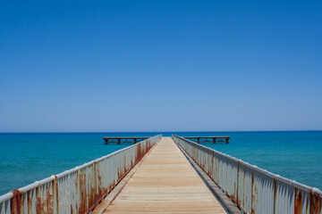 Naklejka premium Steg, Pier raus ins Mittelmeer auf Zypern nahe Polis