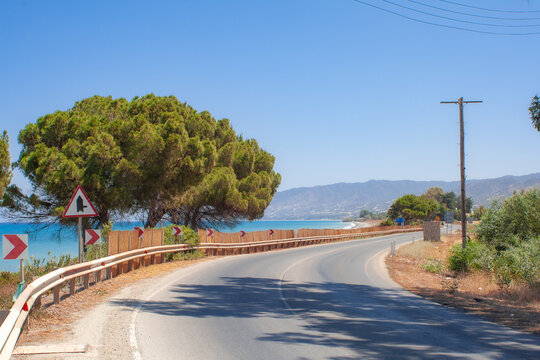 Stra&szlig;e in der N&auml;he von Polis, Zypern, S&uuml;d-Zypern geht l&auml;ndlich in Richtung Mittelmeer bei blauem Himmel