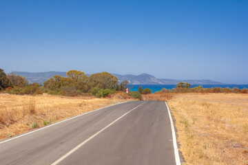 Straße in der Nähe von Polis, Zypern, Süd-Zypern geht ländlich in Richtung Mittelmeer bei...