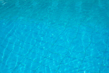 Wasser im Pool, aquamarin blau, Kacheln im Becken vom Schwimmbad
