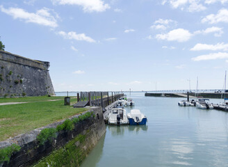 ïle d'Oléron dans le Golfe de Gascogne. Entrée du port du Château-d’Oléron dominé par les...