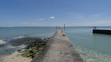 Île d'Oléron dans le Golfe de Gascogne. La jetée et l'entrée du port du Château-d'Oléron face...