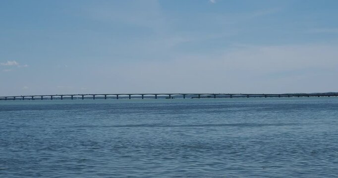 Le Viaduc d'Ol&eacute;ron depuis les remparts du Ch&acirc;teau d'Ol&eacute;ron, franchissant le Coureau d'Ol&eacute;ron depuis Bourcefranc-le-Chapus sur le continent au sud-Ouest des Charente-Maritime
