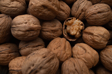 Comida. Nuez Chandler destapada rodeada de nueces enteras plano detalle. 2.