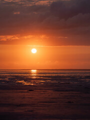 Sonnenuntergang im Wattenmeer in der Nähe von Bensersiel