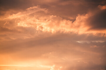 Obraz premium Unsurpassed sunset with colorful clouds lit by the sun.