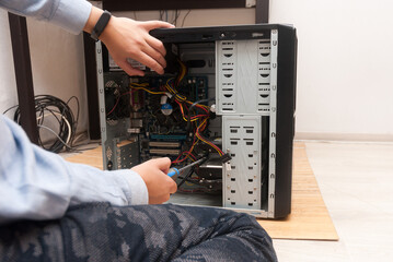 The master repairs the computer system unit, electronics repair.
