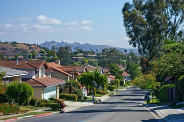 Obraz premium Suburban street with colorful houses and distant hills in Southern California