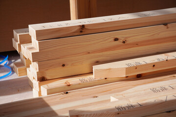 積み上げた建築資材の木材