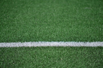 linea bianca di un campo di calcio in erba sintetica