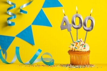 Birthday candle number 400 with cupcake - Yellow background with blue pennants