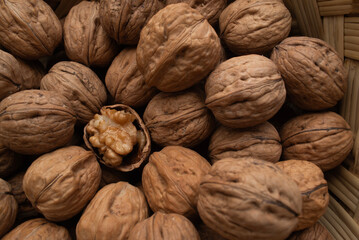 Comida. Nuez Chandler destapada rodeada de nueces enteras plano detalle. 3.