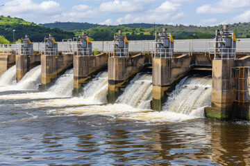 Hydroelectric dam with multiple spillways and water flow