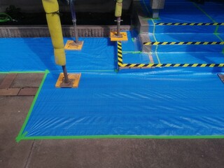 住宅の外壁塗装　ブルーシートで養生とベース