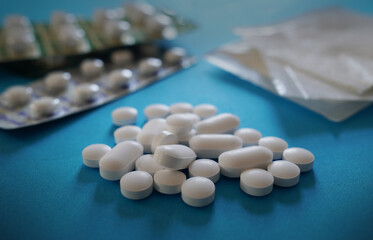 Various Pills, Supplements, and Powdered Medicine（様々な錠剤の薬やサプリメントや粉薬）