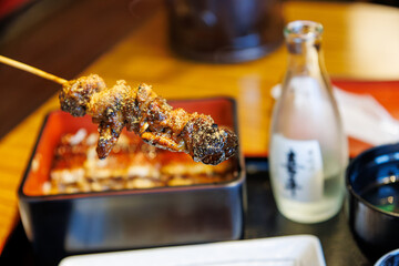 鰻の肝串。
鰻一尾に付き一つだけある、鰻の内臓を使用したおつまみである。
炭火焼うなぎ専門店「うな政」。
革新的な調理システムで非常に廉価に美味しい鰻が食べられる。
日本国静岡県伊豆半島三島市-2024年6月30日

三島市の名物、鰻の蒲焼。
各所から湧き出る、富士山の湧水を利用し、ハイクオリティな鰻を食べることができる。

かつて三島の鰻は、三嶋大社の神使として崇められていた。
