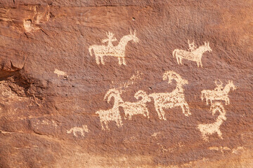 Obraz premium Ancient petroglyphs on red rocks in Arches National Park near Moab, Utah 