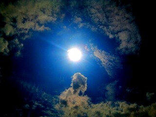印象的な空　太陽光と雲とダークな空