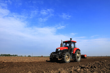 Fototapeta premium In spring, farmers use farm machinery to grow peanuts