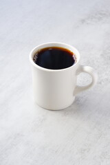 朝のひと時、お気に入りのマグカップに淹れたての美味しいコーヒーを入れてひと休みしているイメージ
