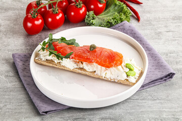 Crispy bread with salmon and cream cheese