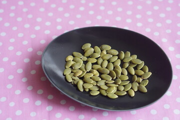 お皿にのせたかぼちゃのたね。