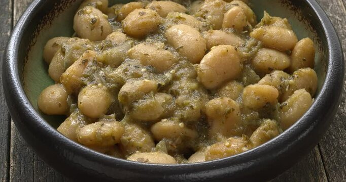 Handsome Johnny from the Dunajec Valley (Piękny Jaś z Doliny Dunajca) - a versatile Polish bean in Mexican tomatillo sauce. The beans have the status of a Protected Designation of Origin (PDO). 