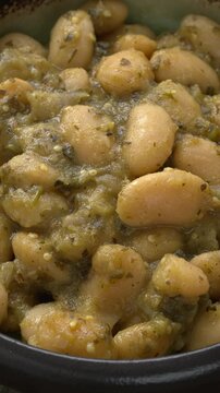 Handsome Johnny from the Dunajec Valley (Piękny Jaś z Doliny Dunajca) - a versatile Polish bean in Mexican tomatillo sauce.  Vertical video.