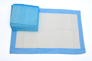 Chłonne podkłady higieniczne na białym tle, ujęcie studyjne 